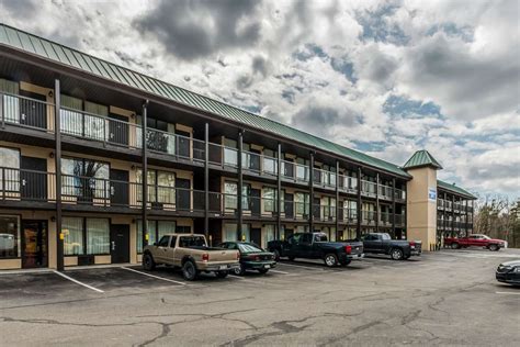 There are no hotels in the center. . Pet friendly hotels beckley wv